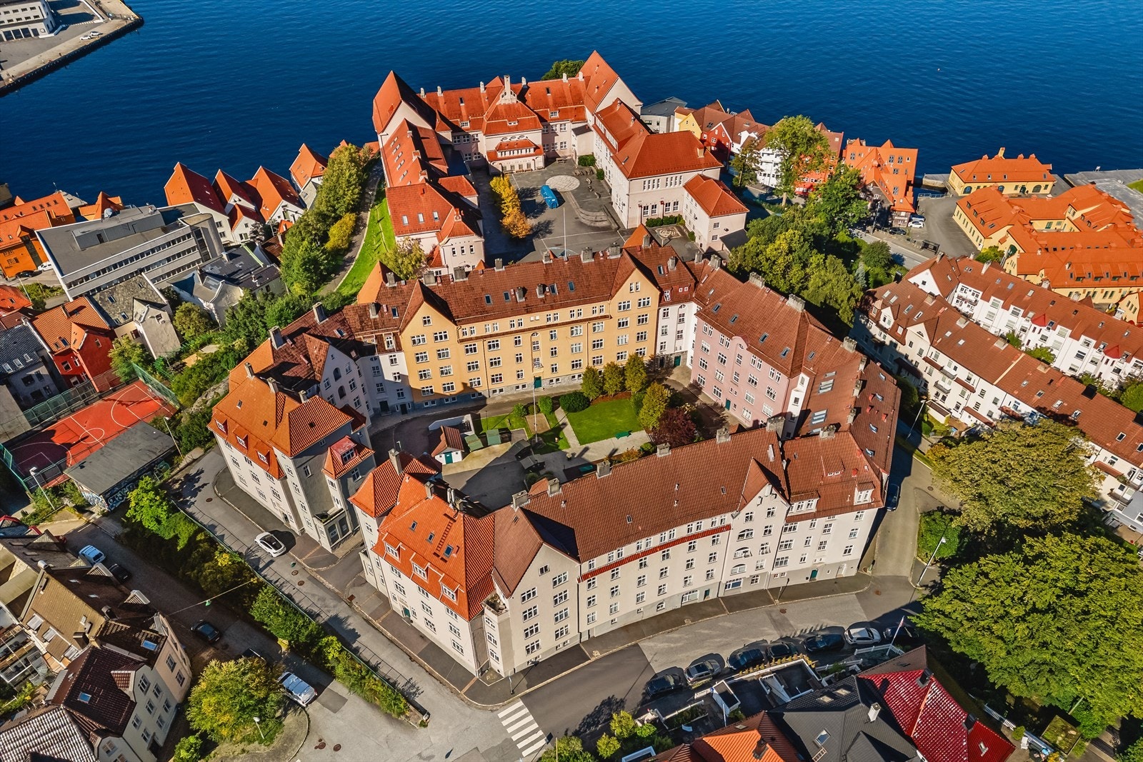 Beliggenheten sikrer umiddelbar nærhet til Bergens pulserende folkeliv, restauranter, butikker, minnerike konserter på Koengen, Byfjorden og fantastiske turstier. Galleribilde
