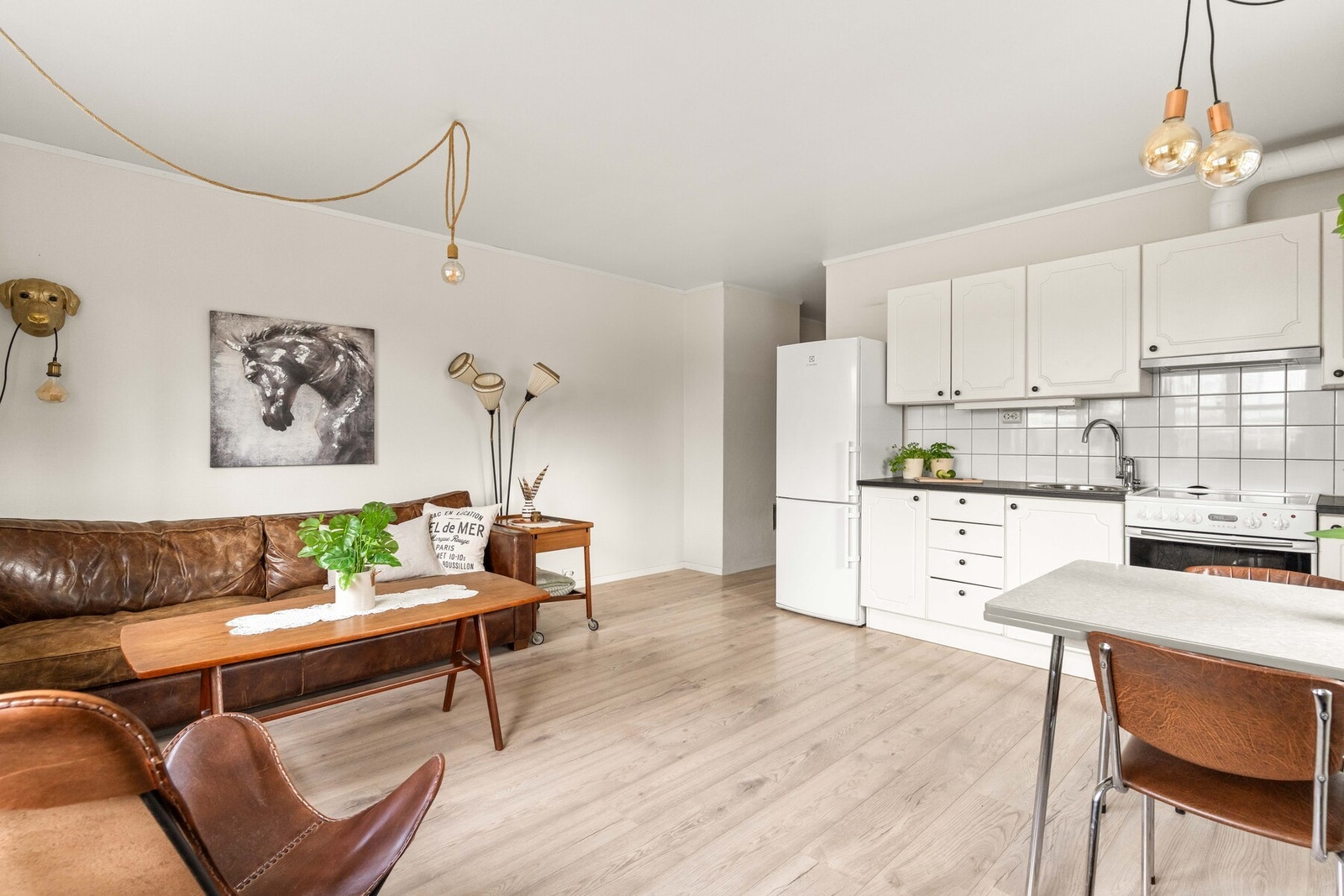 Leiligheten har en lys og innbydende stue i åpen løsning mot kjøkkenet, noe som gir en luftig romfølelse og gode sosiale soner. Galleribilde