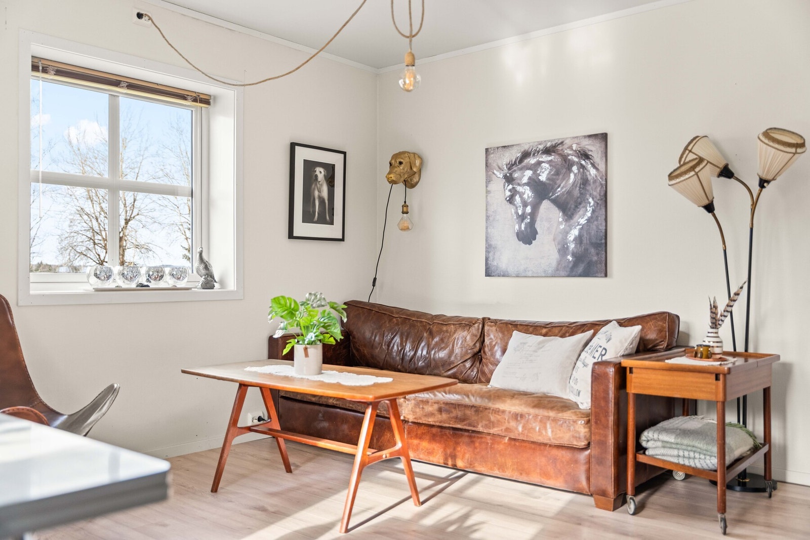 Stuen har god plass til sofagruppe med tilhørende møblement samt spisebord Galleribilde