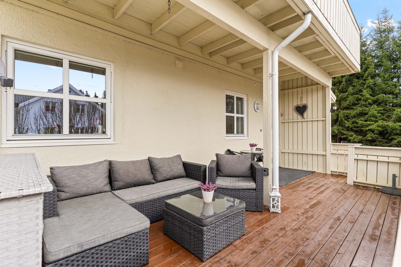 Med en solrik terrasse Galleribilde