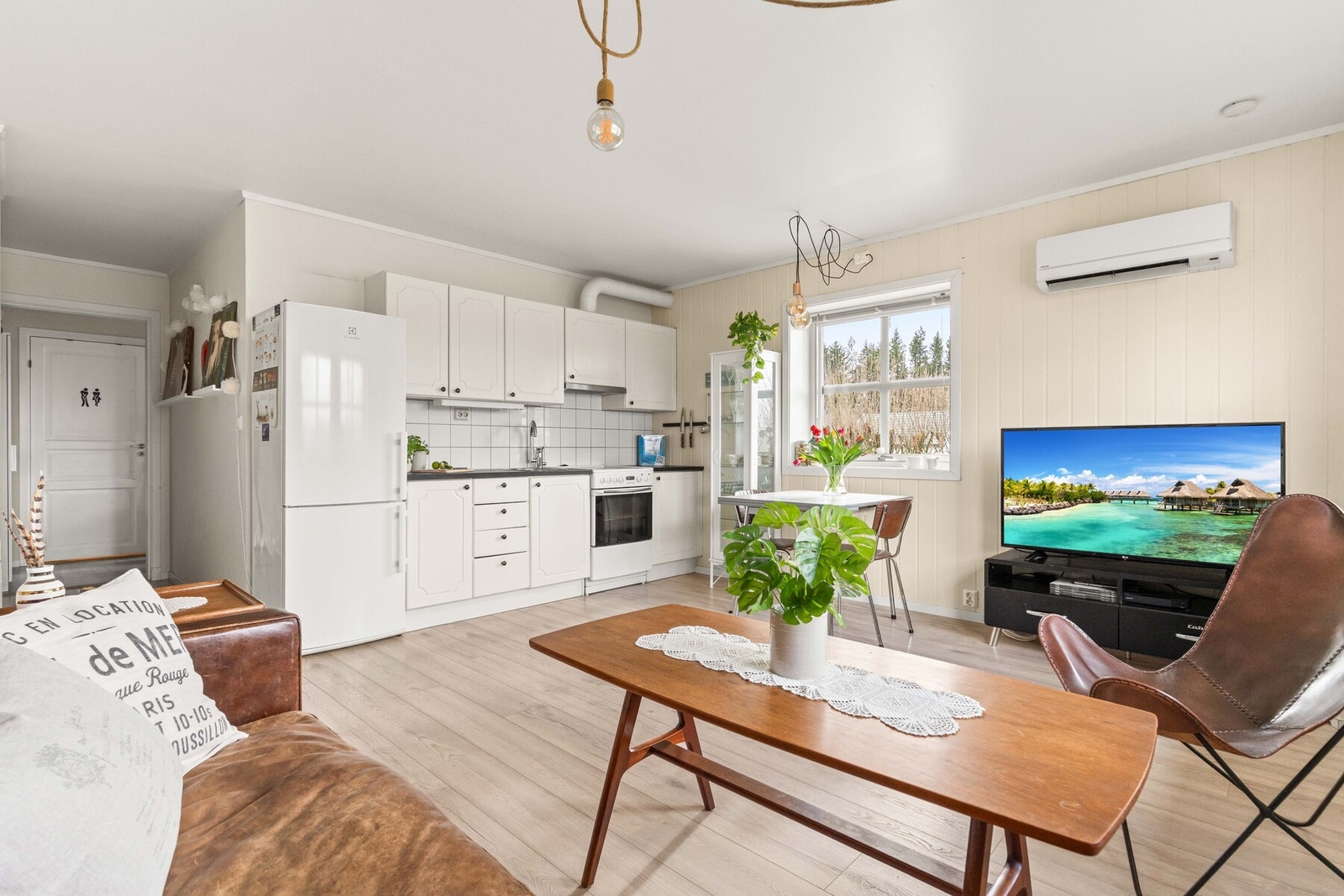 Kjøkkenet er praktisk utformet med en effektiv planløsning som gir gode arbeidsflater og rikelig med oppbevaringsplass Galleribilde