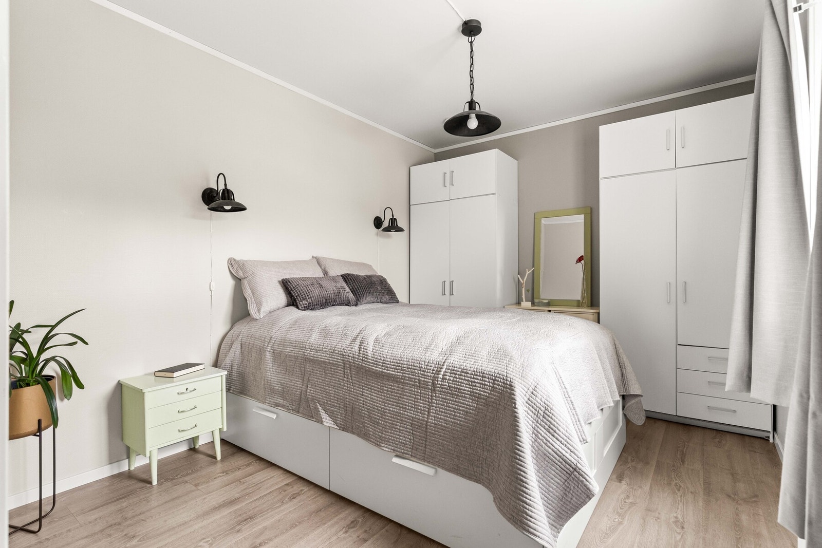 Leiligheten har to lyse og trivelige soverom. Rommene har en god størrelse som gir plass til seng, nattbord og øvrig møblement etter behov Galleribilde