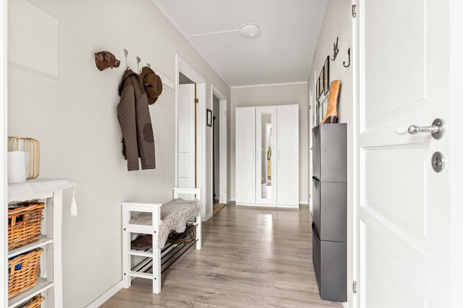 I tillegg disponerer boligen en sportsbod i tilknytning til carporten som gir ekstra lagringsplass for sesongutstyr og annet som ikke er i daglig bruk. Galleribilde