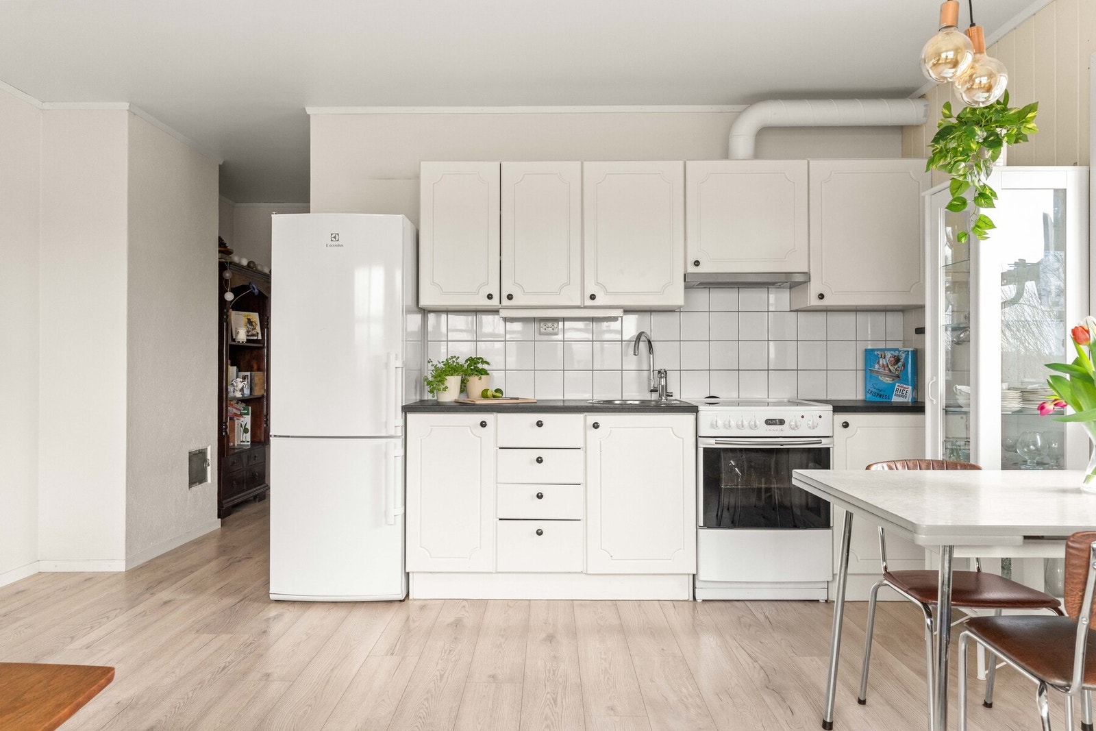 Kjøkkenet er videre utstyrt med ventilator, nisje for komfyr samt avsatt plass for kjøleskap. Galleribilde