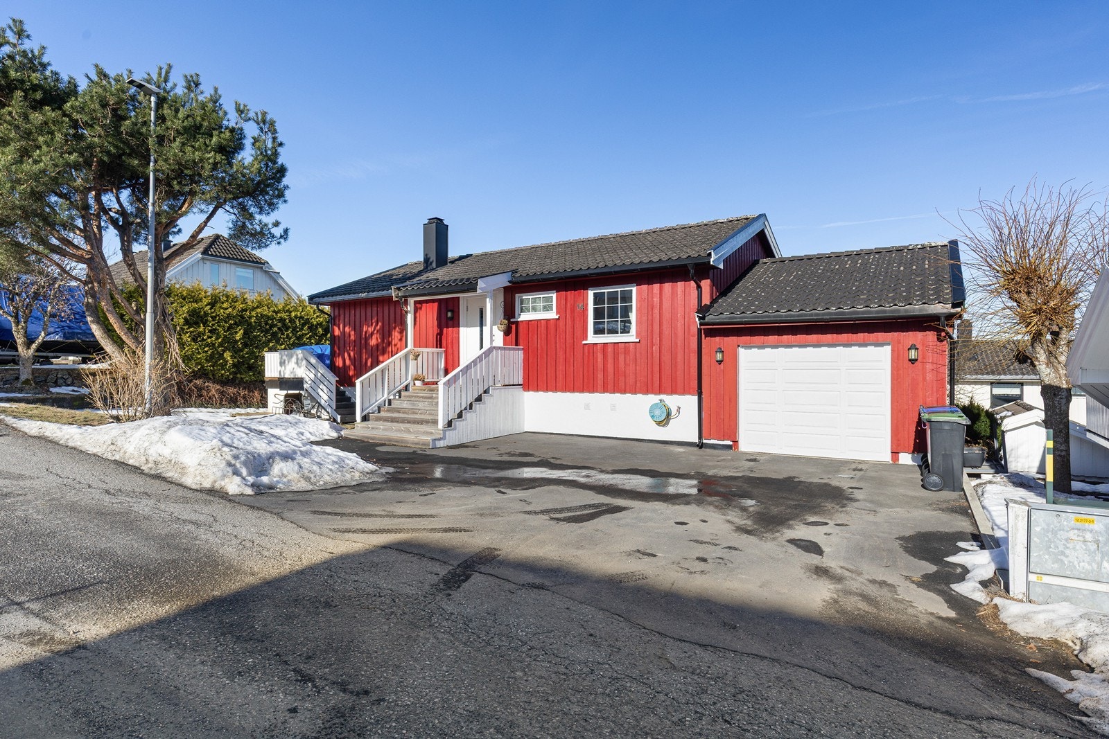 God plass til biloppstilling og integrert garasje Galleribilde