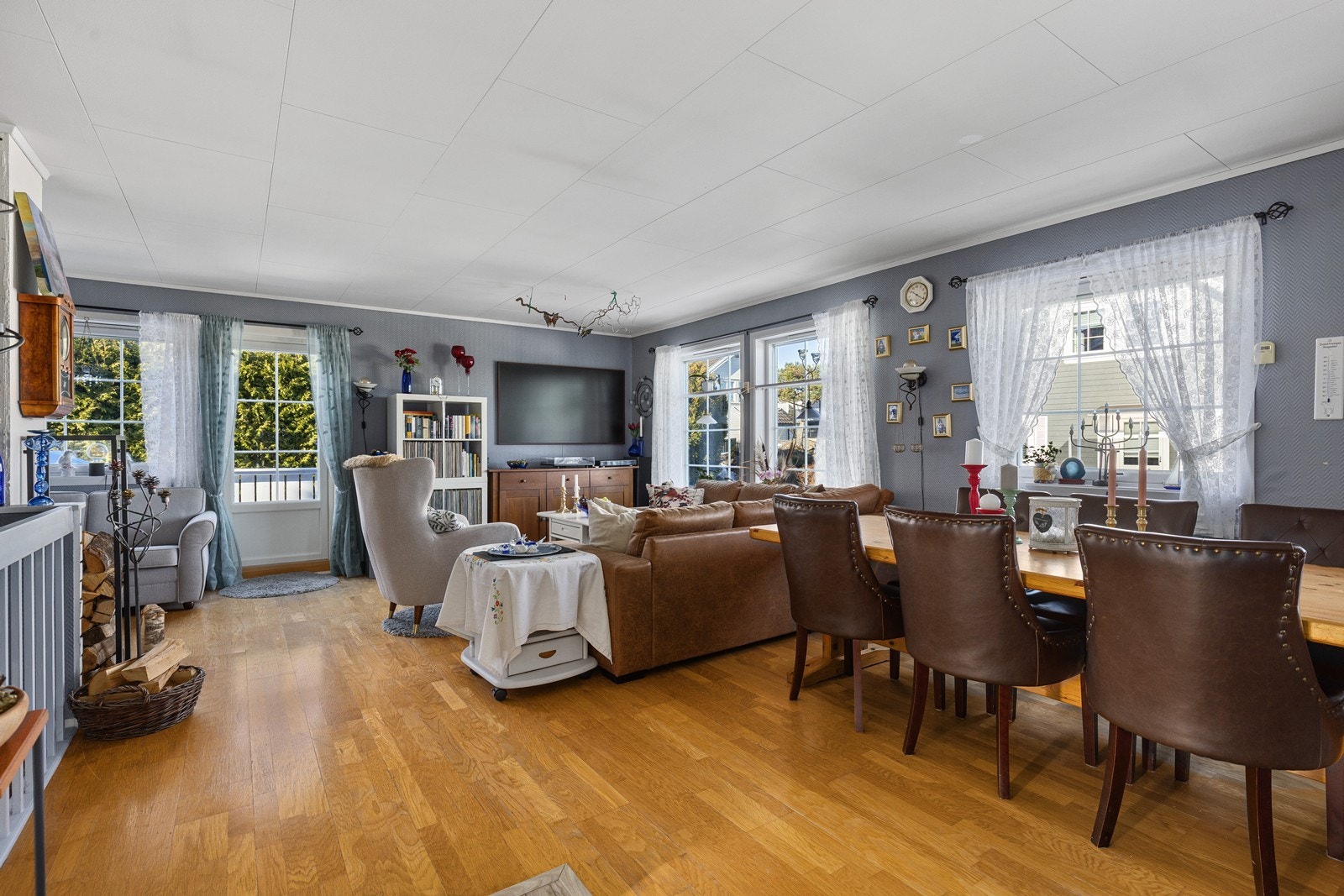 Stuen har en praktisk utforming og har god plass til sofagruppe og spisegruppe Galleribilde