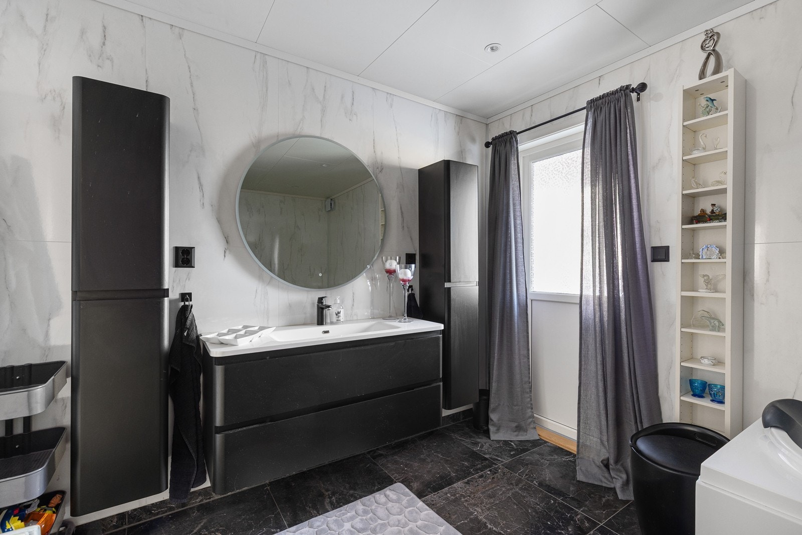 Lekkert bad fra 2022 med utgang til hagen Galleribilde