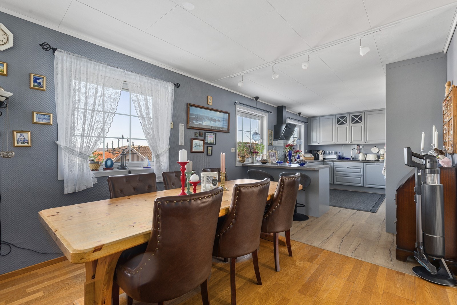 Sosial og åpen stue- kjøkkenløsning Galleribilde