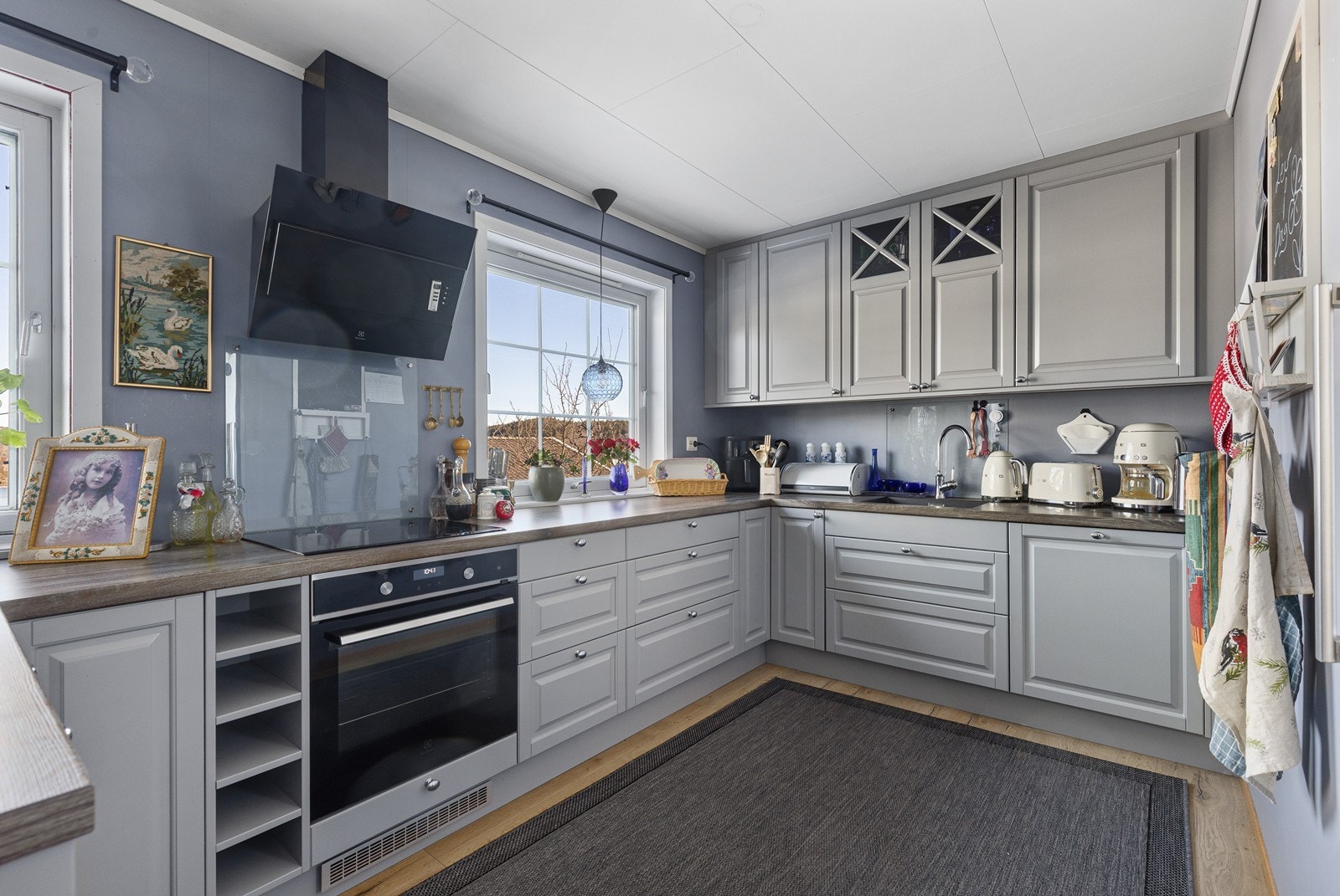 Kjøkkenet er Epoq og har profilerte fronter i pen gråfarge Galleribilde