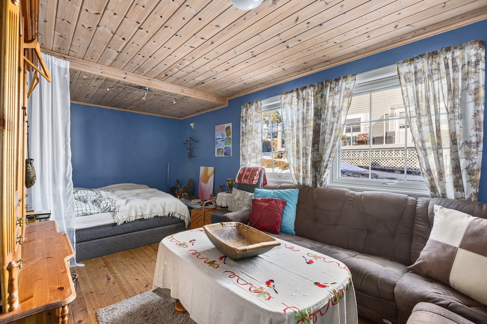 Romslig rom med god plass til seng og øvrig møblement Galleribilde