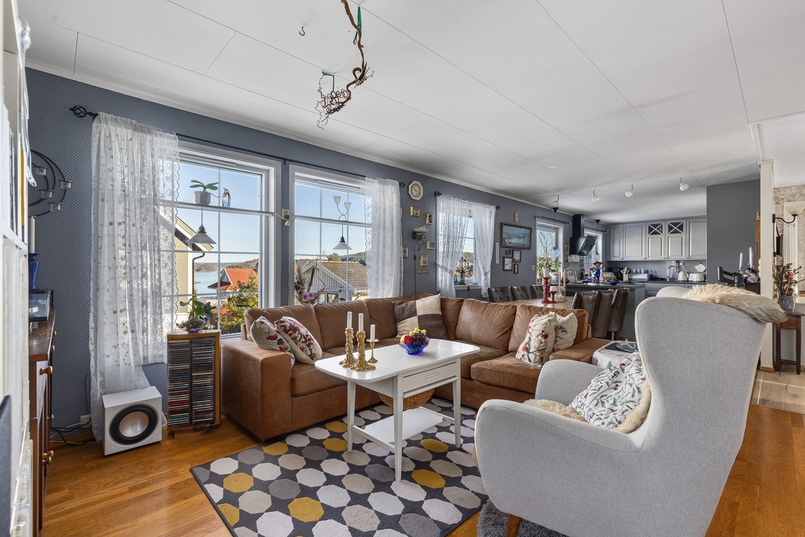 Fra stuen kan har man utsikt mot sjøen Galleribilde