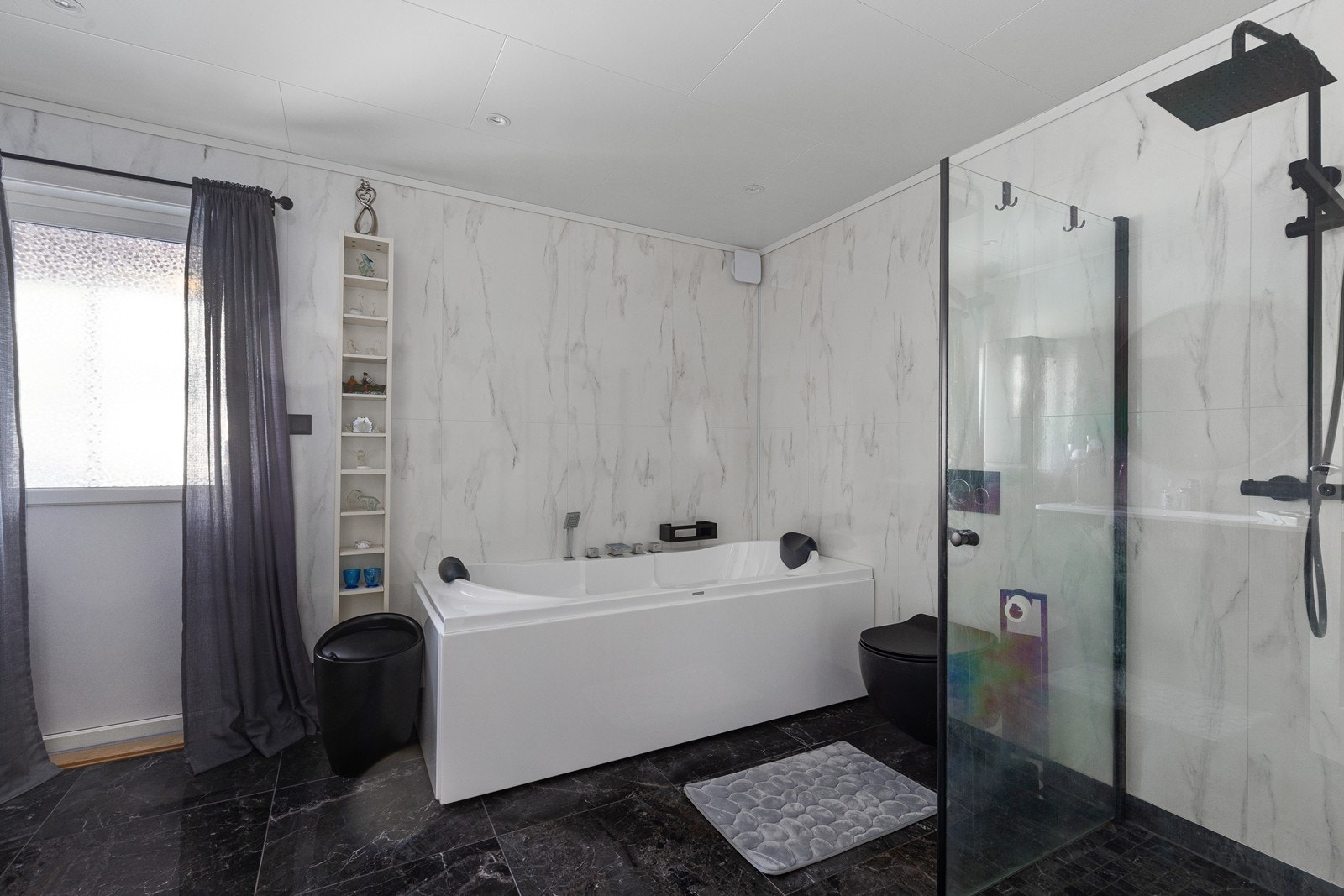 Massasjekar og dusjhjørne. Stilige artikler i sort utførelse. Galleribilde