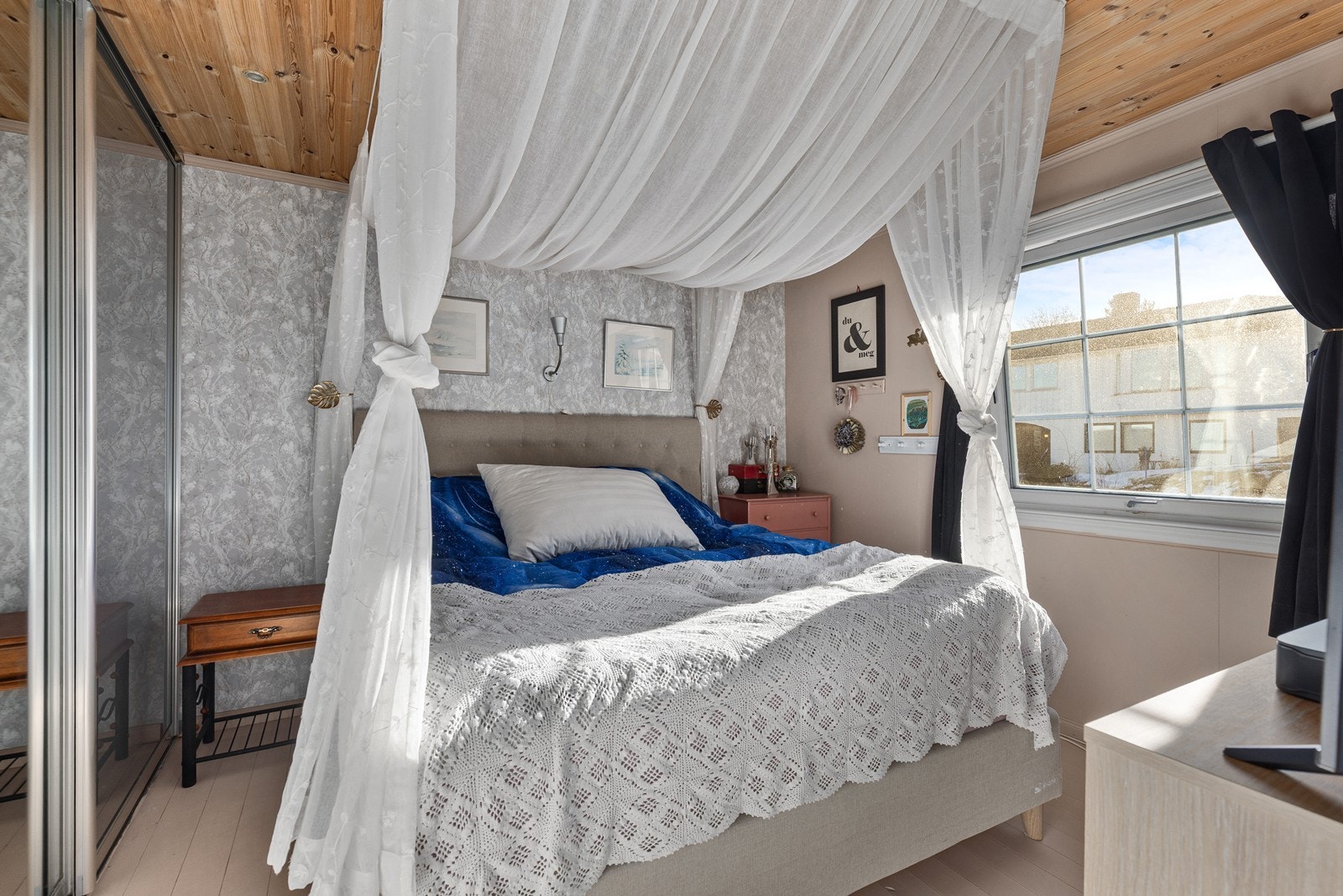 Soverom med plass til dobbeltseng og skyvedørsgarderobe med speilfront Galleribilde