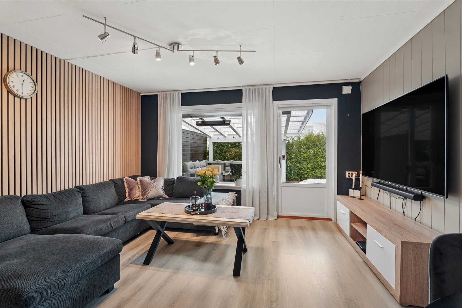 De lekre spilepanelene på stueveggen gir stua et moderne og elegant uttrykk. Galleribilde
