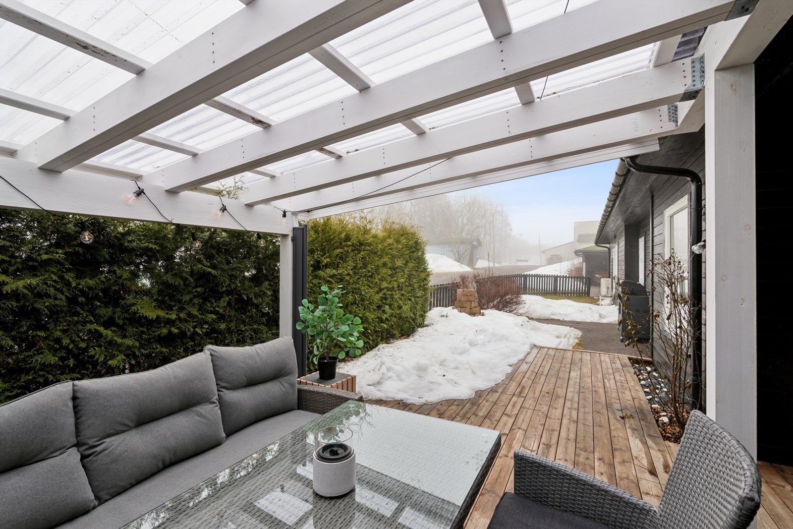 En hyggelig terrasse som innbyr til trivelige grillkvelder og sosialt samvær. Galleribilde