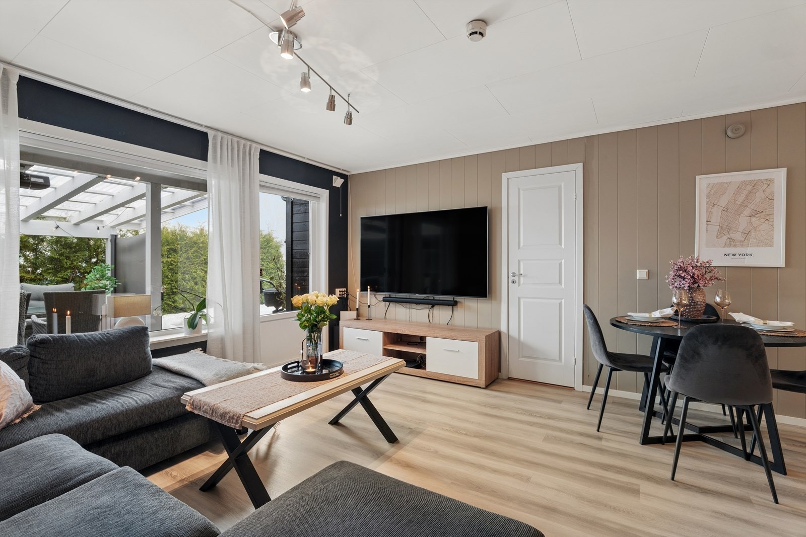 Store vindusflater slipper inn rikelig med naturlig lys. Galleribilde