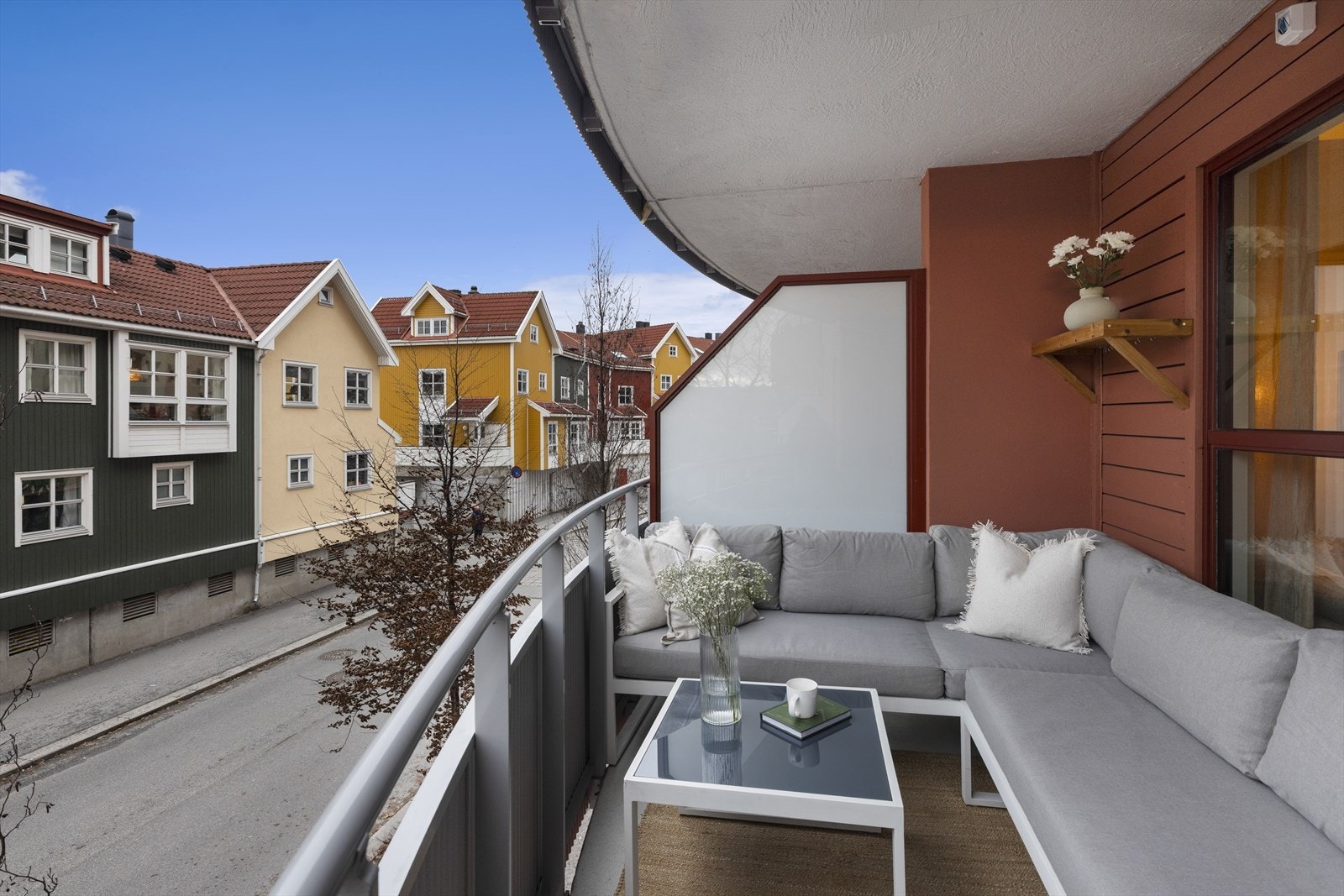 Fra stuen har du direkte adgang til en koselig balkong på 7 kvm vendt ut mot Kampen hageby. Galleribilde