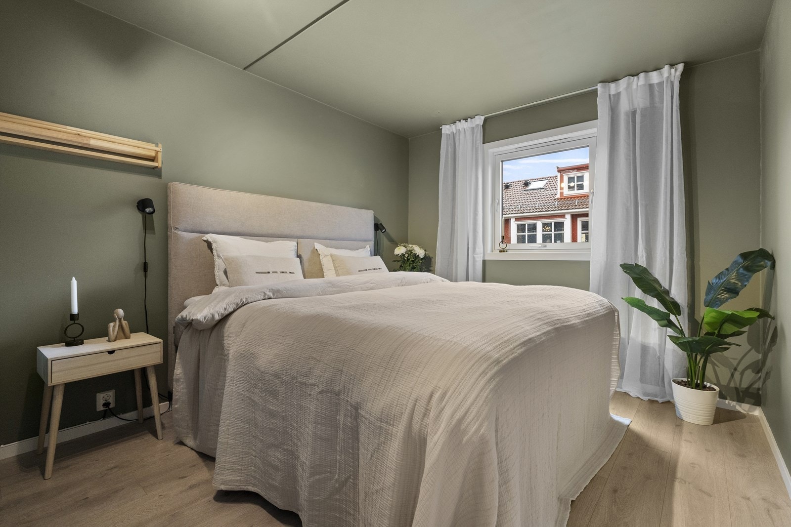 Leiligheten har et delikat soverom med plass til stor dobbeltseng og tilhørende nattbord på hver side. Galleribilde