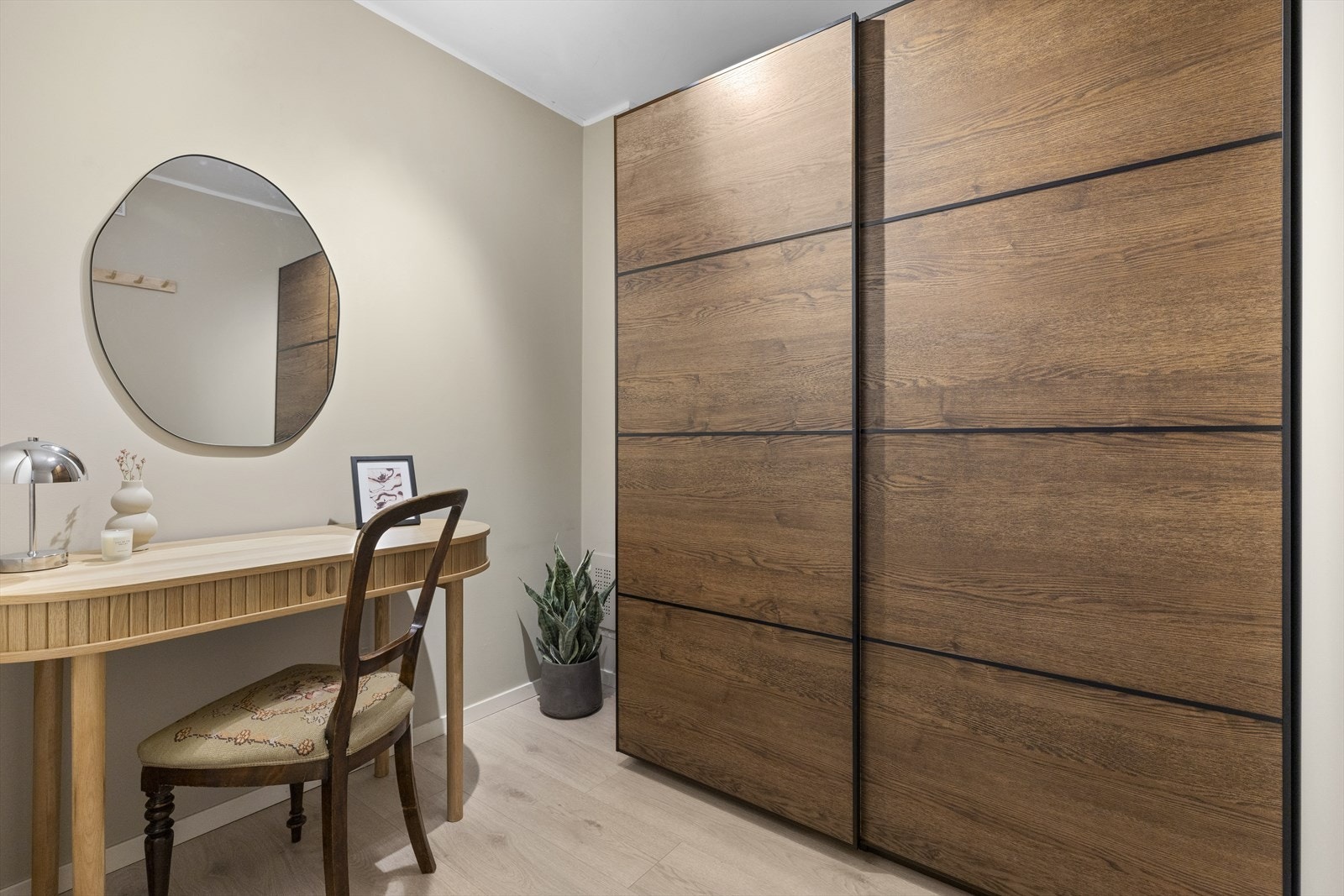 Vegg i vegg med soverommet er det et disponibelt rom med mange bruksmuligheter. Galleribilde
