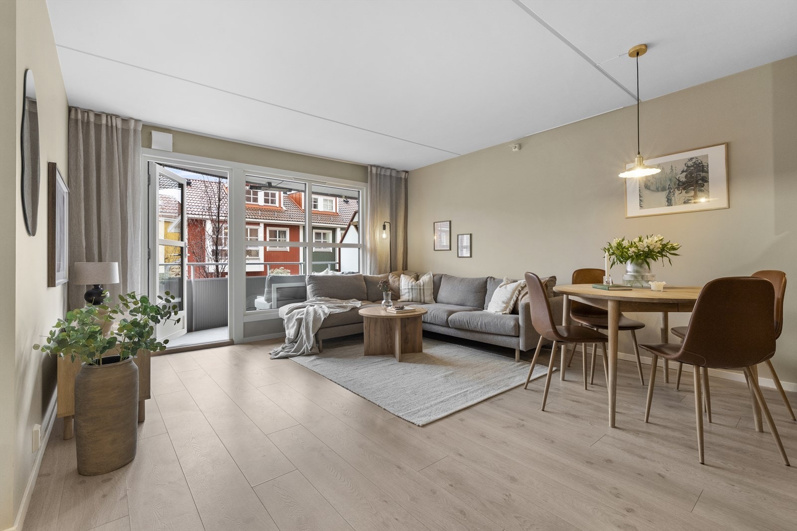 Her er det plass til en sofa med tilhørende stuebord samt har du også plass til spisebord. Perfekt til middagsbesøk! Galleribilde