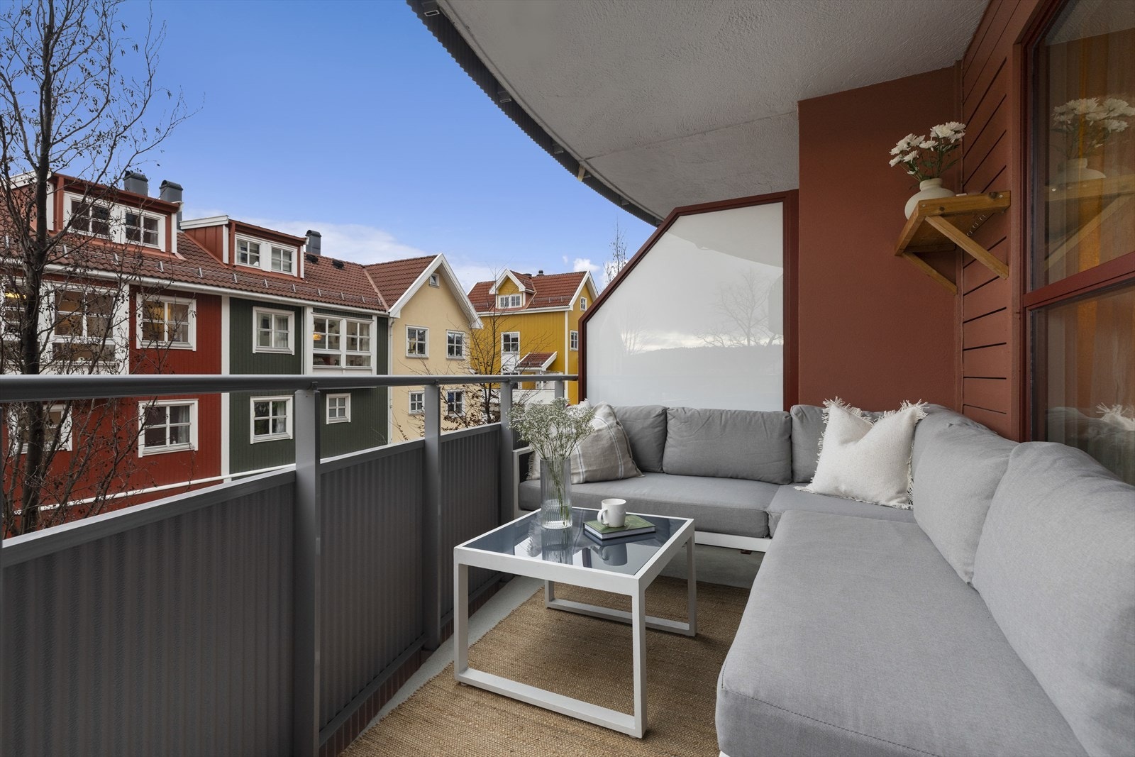 Fin plass til balkongmøbler og i følge selger har du sol på balkongen fra ca. 14.00-20.00 midt på sommeren. Galleribilde