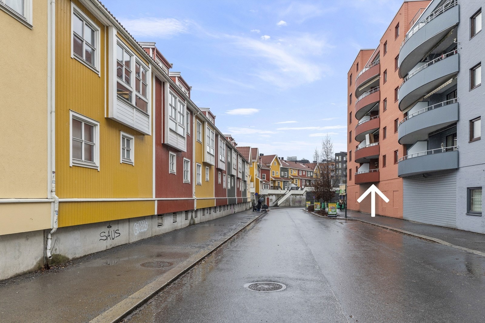 Leiligheten har en egen inngangsdør i 1 etasjen, men vender ut mot 2 etasje. Galleribilde