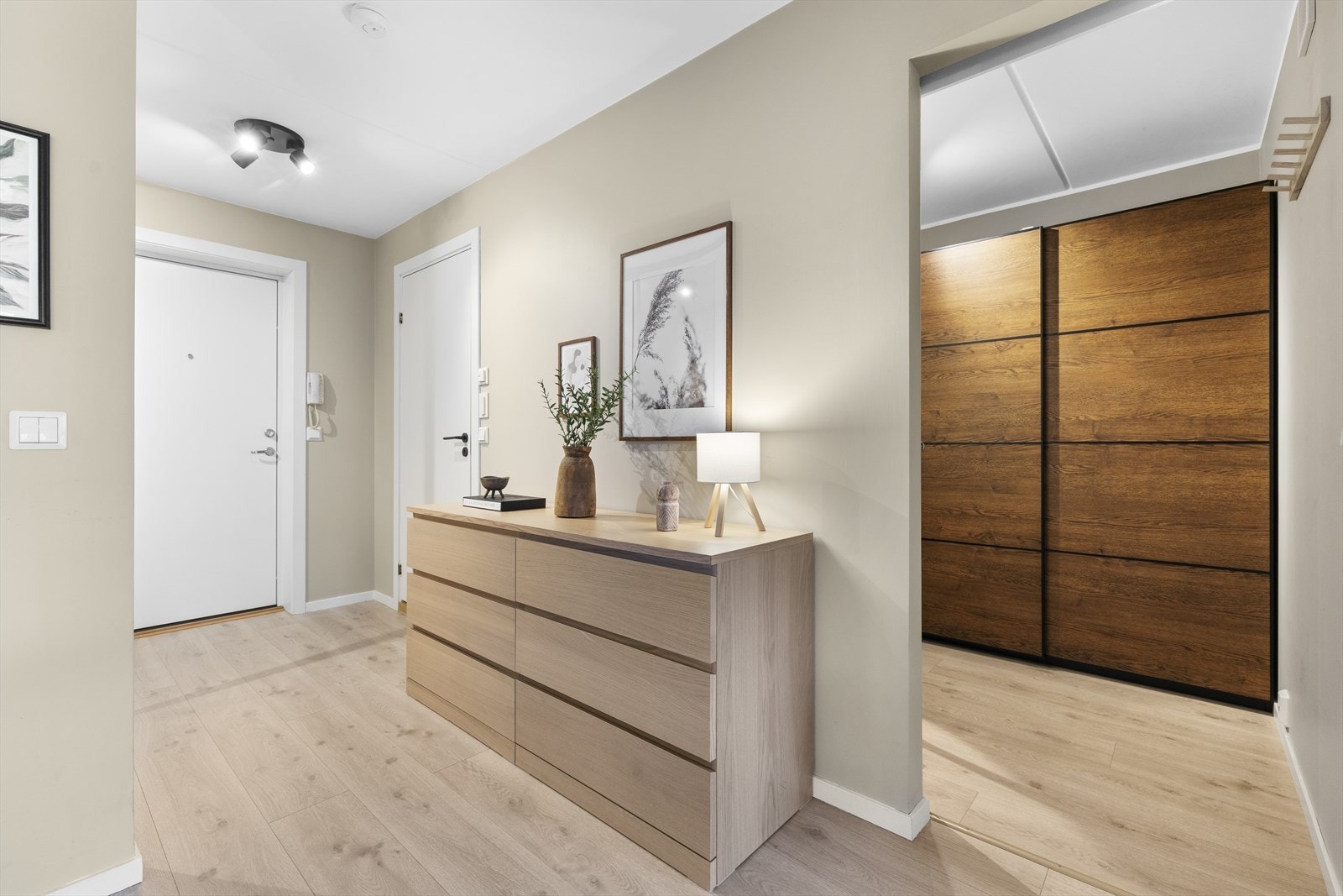 Her er det god plass til å henge fra seg yttertøy og sette fra seg sko. Galleribilde