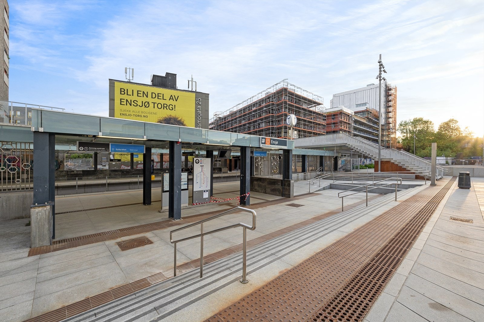 God dekning på offentlig kommunikasjon bare 5 min gange på T-bane fra Ensjø T-banestasjon hvor alle linjene stopper. Galleribilde
