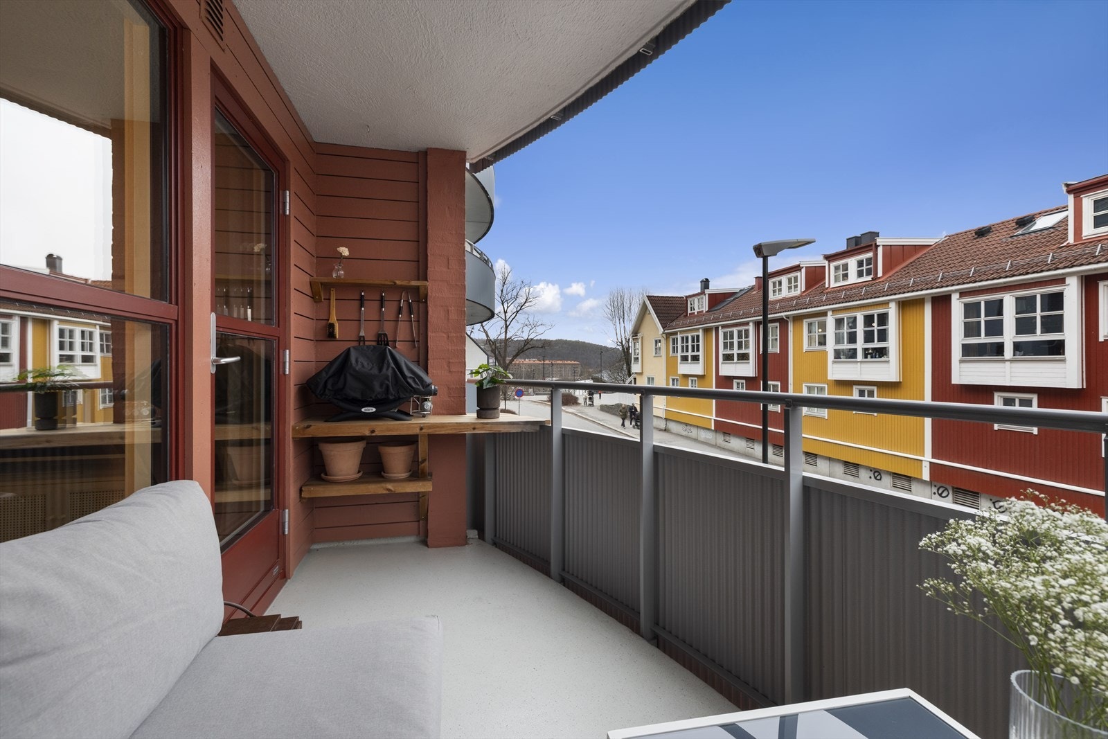 Spesialbygget bord på balkong til grilling som medfølger salget. Galleribilde