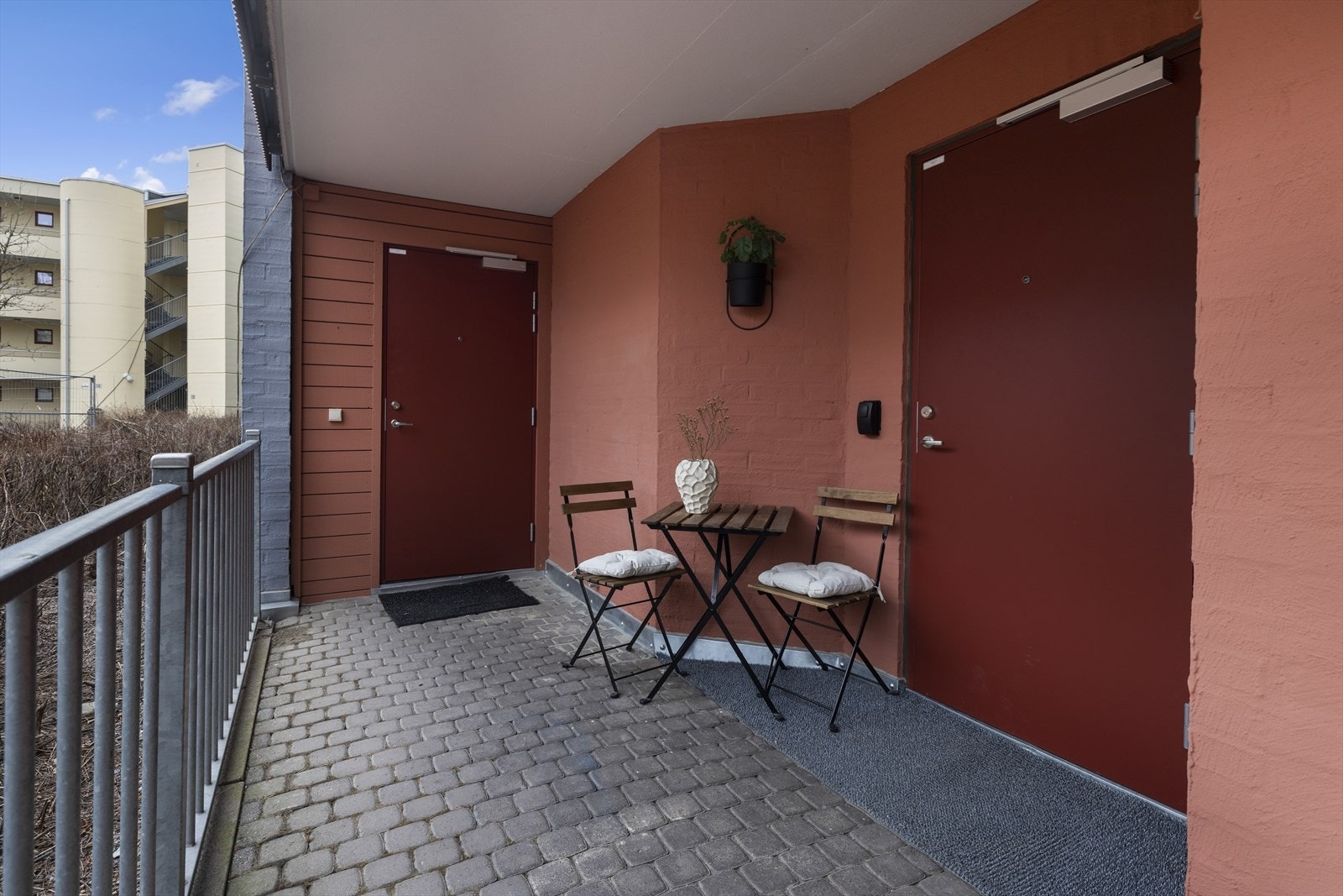 Trappefri inngang fra bakgården. Uteplass ved inngangen vendt mot bakgården med sol fra ca. 07.30 midt på sommeren. Galleribilde