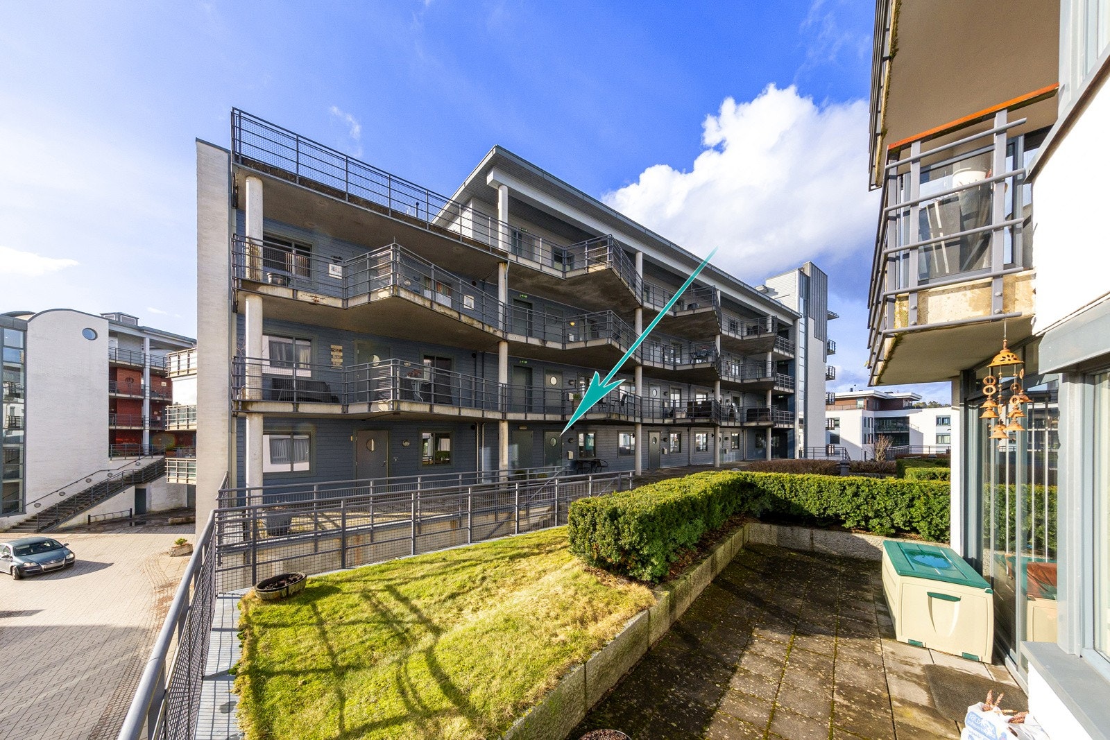 Overbygd inngangsparti med tilgang via heis og utvendig trapp Galleribilde