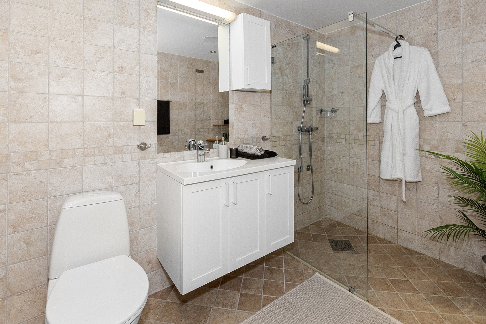 Flislagt bad med varmekabler i gulv og 3 LED spotter i tak. Galleribilde