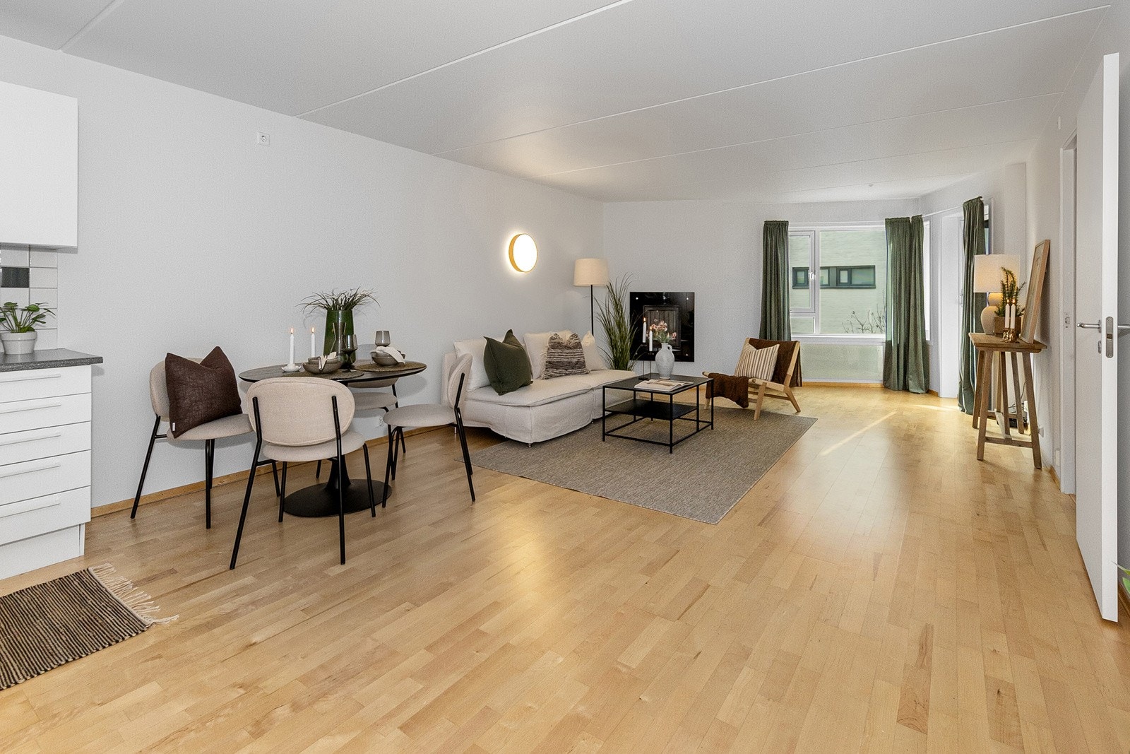 Åpen og romslig stue- og kjøkkenløsning. Galleribilde