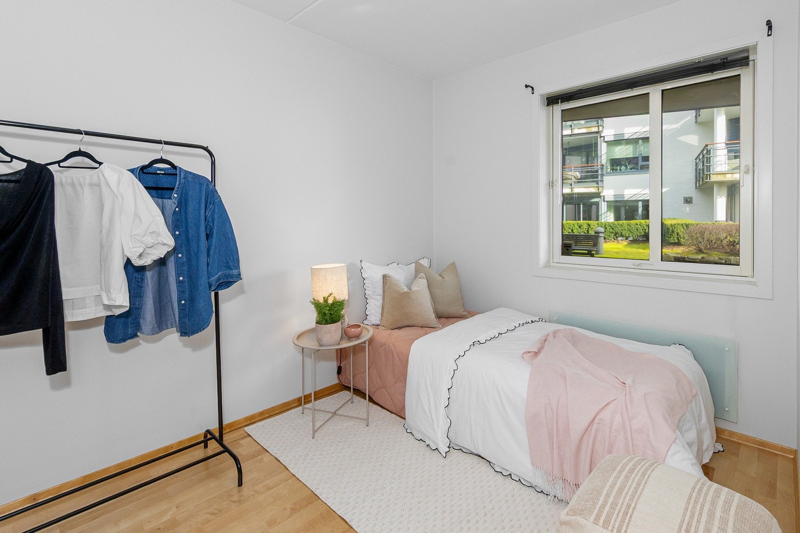 Soverom 2 er også av fin størrelse, og egner seg godt som barnerom, gjesterom eller kontor, alt etter behov og ønsker. Galleribilde