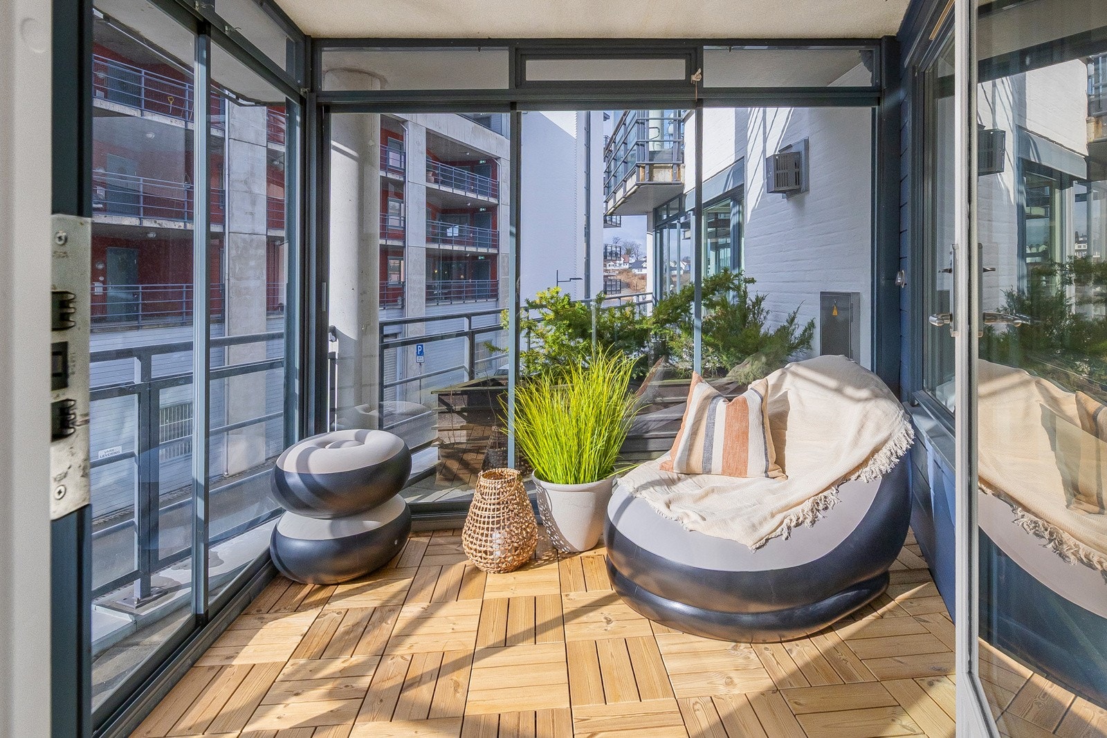 Fra stuen er det utgang til herlig balkong. Galleribilde