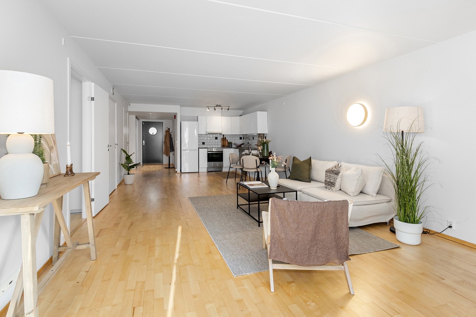 I stue/kjøkken er det eikeparkett på gulv, malte vegger og malt betong i tak. Galleribilde