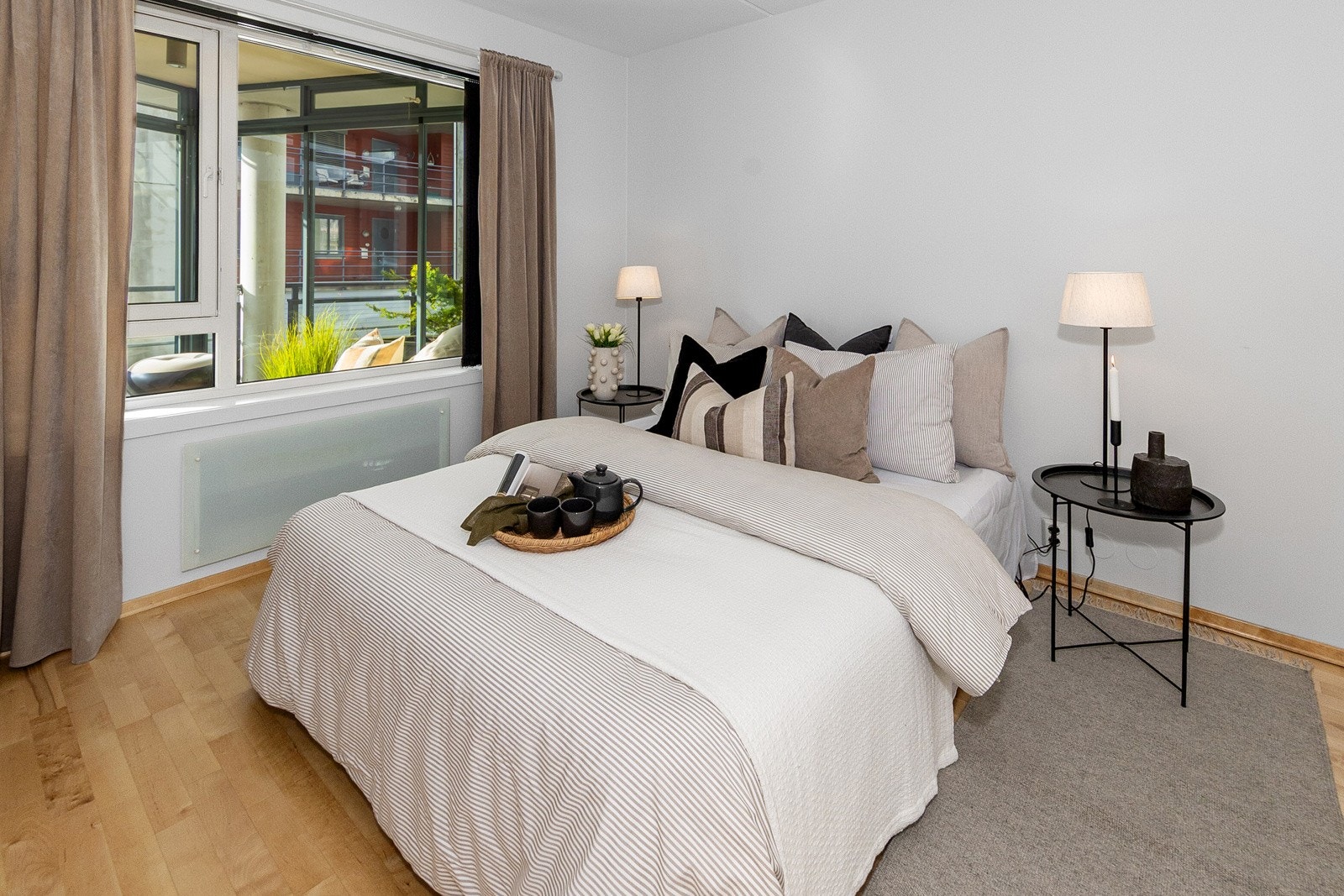 Soverommet er romslig og gir plass til både dobbeltseng og nattbord. Galleribilde