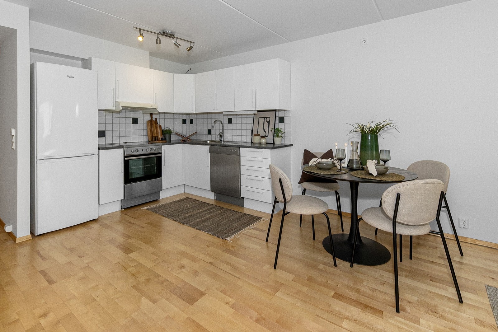 Kjøkkenet har god skapplass og laminert benkeplate. Galleribilde