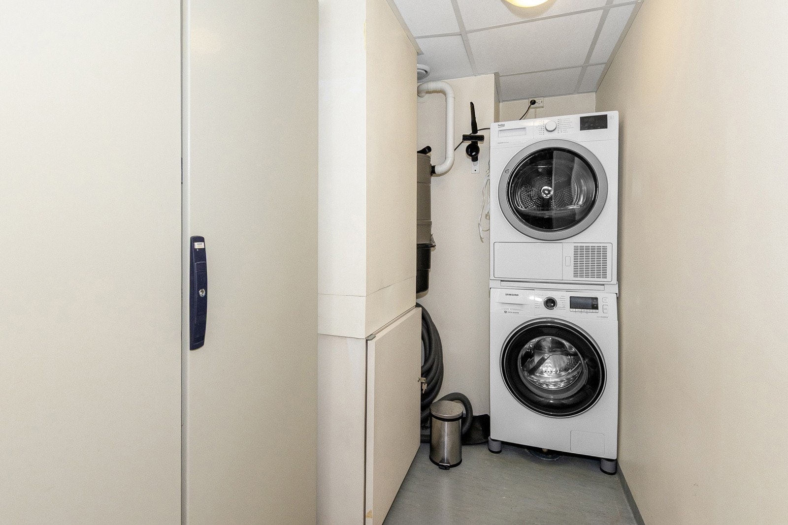 Praktisk vaskerom med utslagsvask og plass til oppbevaring. Galleribilde