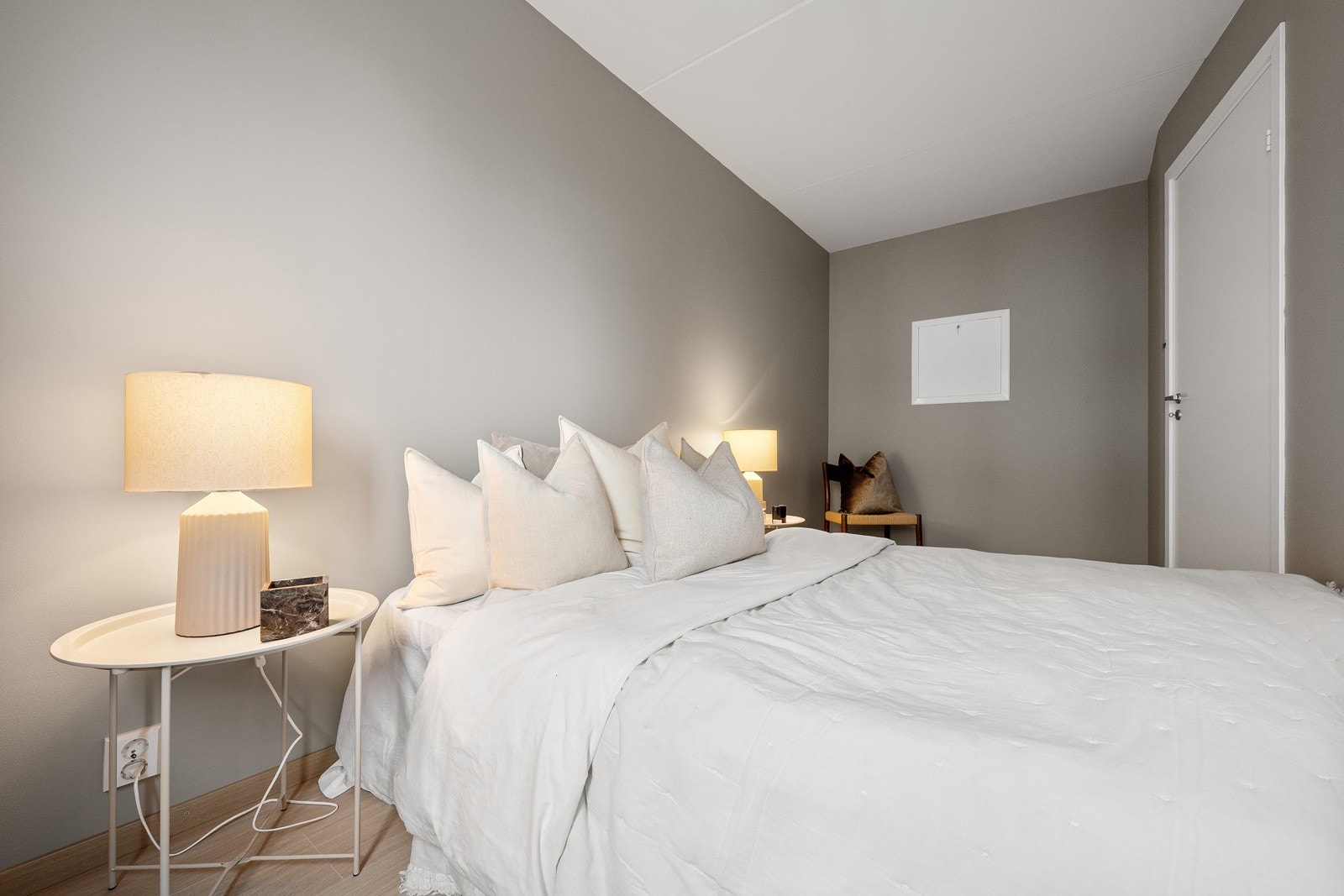 Hovedsoverom med praktisk nisje for garderobeskap. Galleribilde