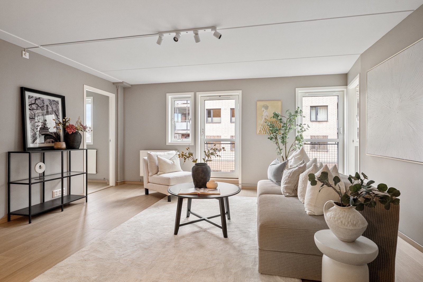 Romslig og lys stue med gode møbleringsmuligheter. Galleribilde