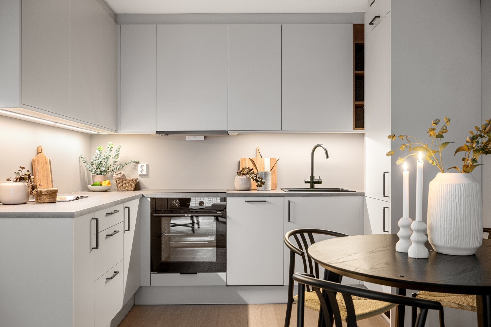 Kjøkkenet er utstyrt med integrerte hvitevarer bestående av induksjonstopp, stekeovn, kjøl/frys og oppvaskmaskin. Galleribilde