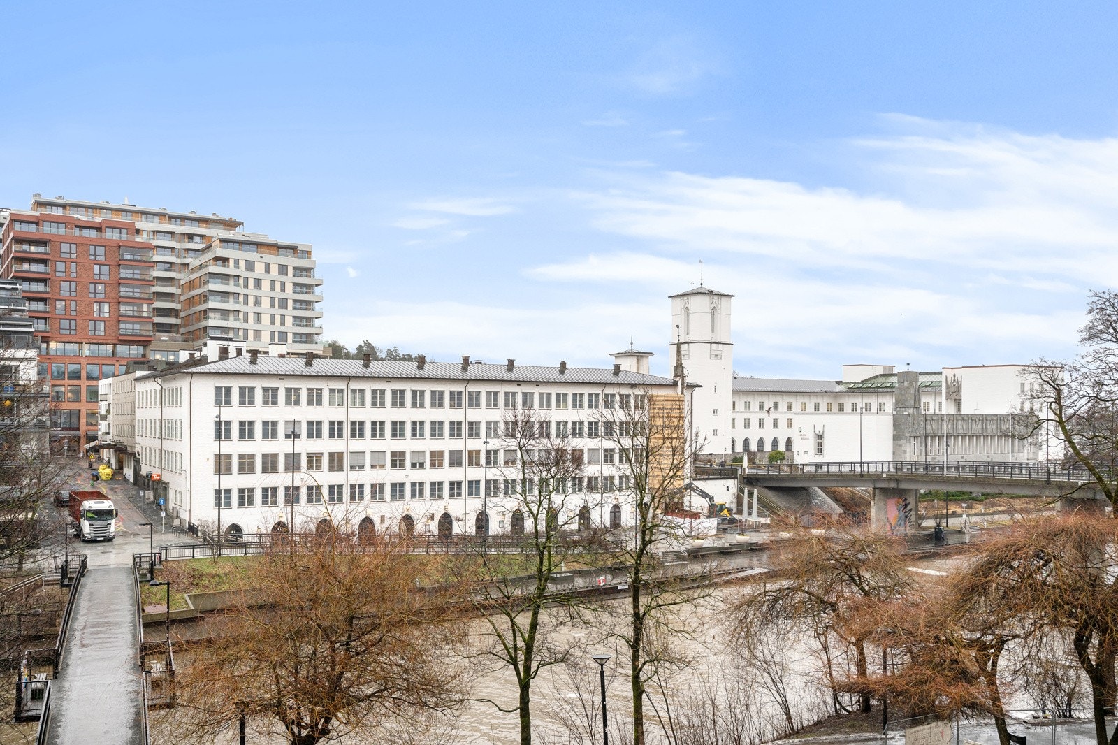 Terrassen byr på flott utsikt mot Sandvikselva. Galleribilde