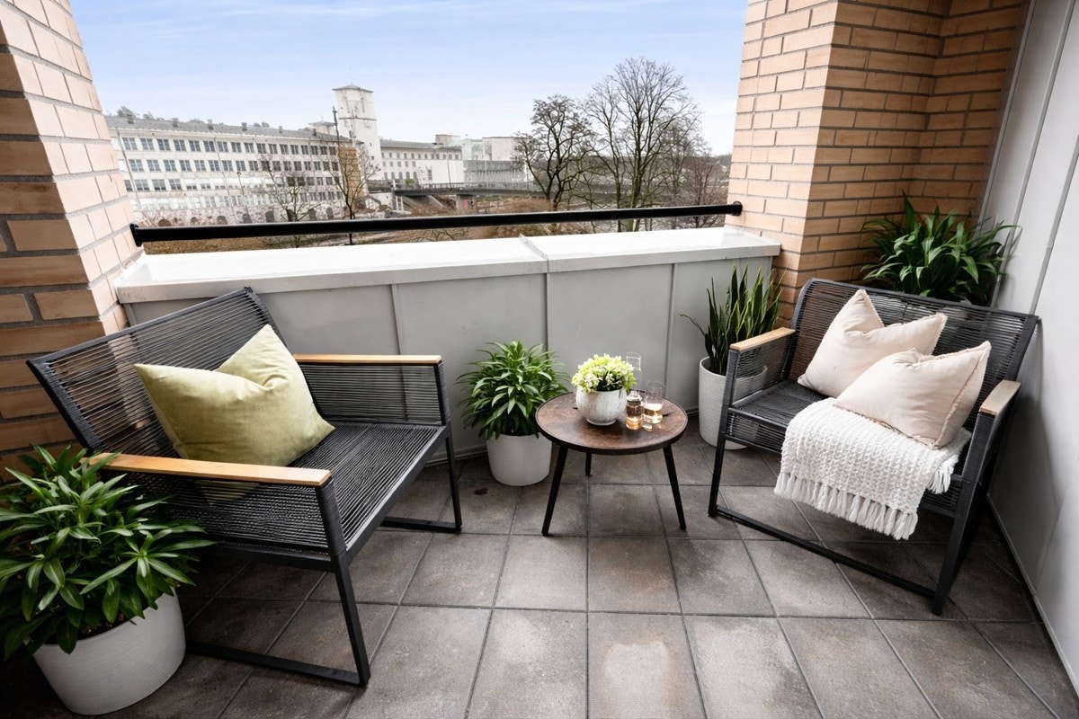 Flott terrasse på 6 kvm med plass til utemøblement. Bildet er AI-generert, og avvik fra faktisk utførelse kan forekomme. Galleribilde