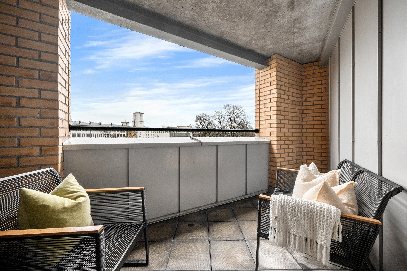 Terrassen er overbygget, noe som sørger for lite innsyn og en lun atmosfære. Galleribilde