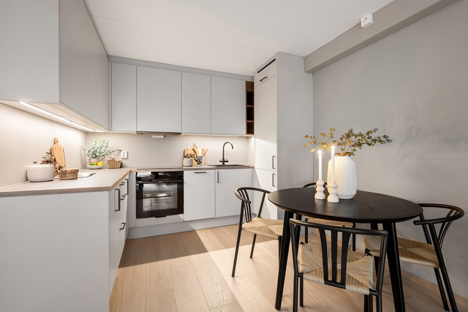 Stilrent norskprodusert kjøkken fra Mesterkjøkken med glatte fronter og laminat benkeplate med skyllekum og ettgreps blandebatteri. Galleribilde