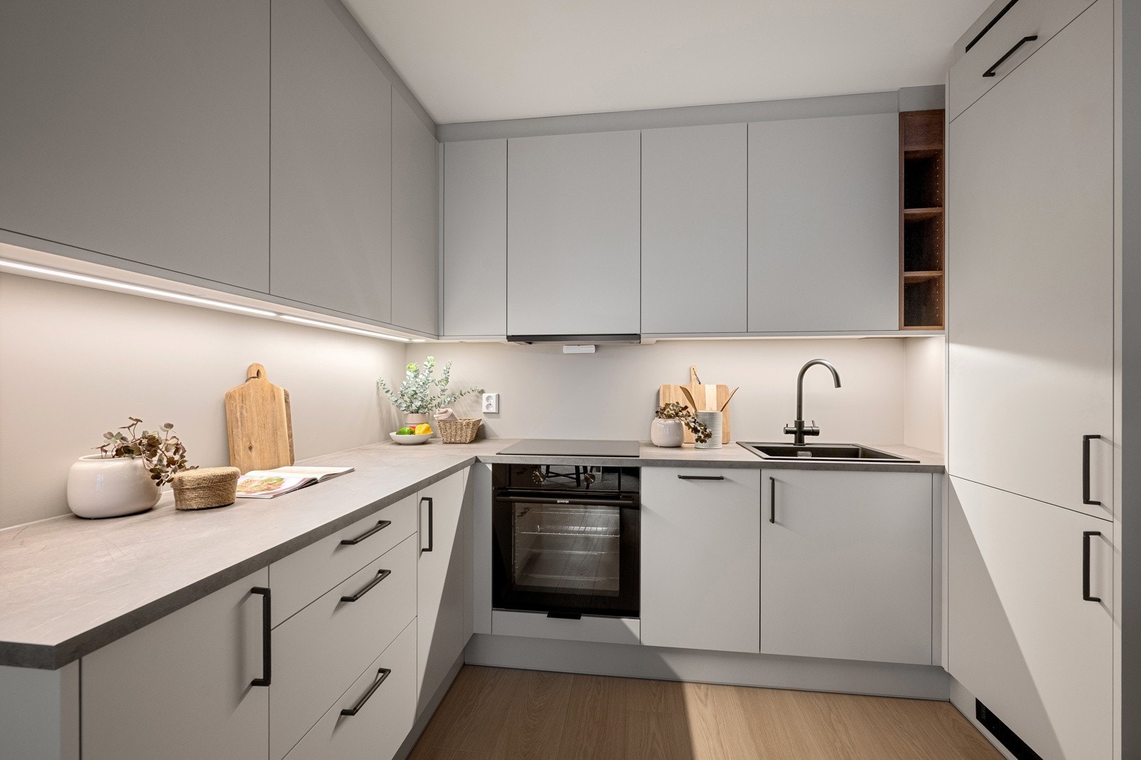 Det er montert belysning under overskap, komfyrvakt samt elektronisk lekkasjevarsler/vannstopp i kjøkkenbenk. Galleribilde