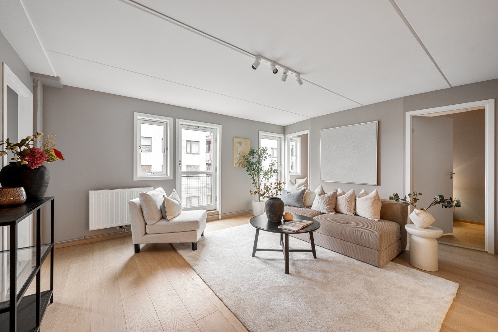 Her har vi gleden av å presentere en moderne og innbydende 4-roms leilighet som ble pusset opp i 2026. Galleribilde