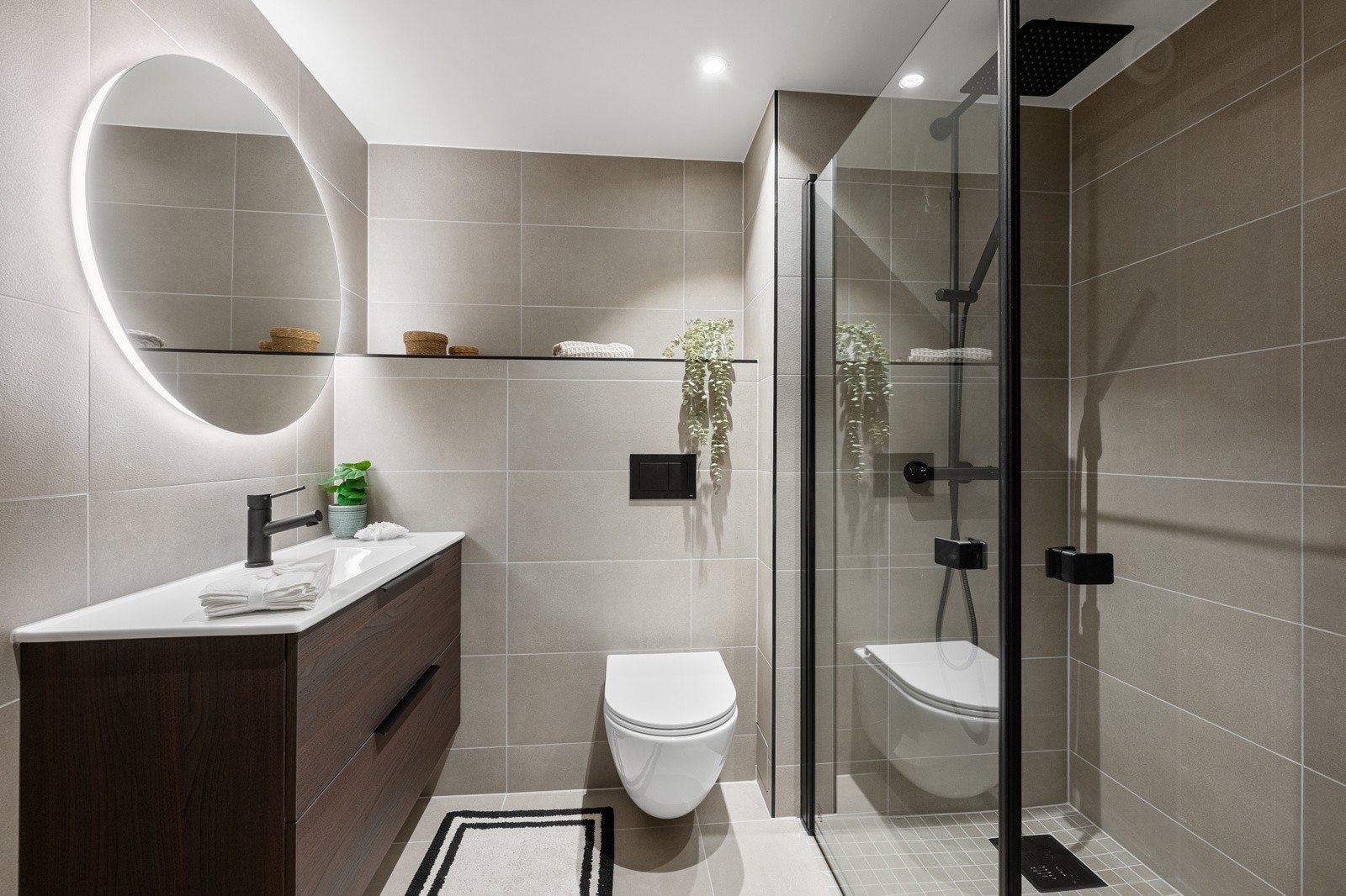 Romslig flislagt bad pusset opp i 2026 med blant annet nytt sluk, rør-i-rør system, membran, våtromsplater, fliser og innredning. Galleribilde