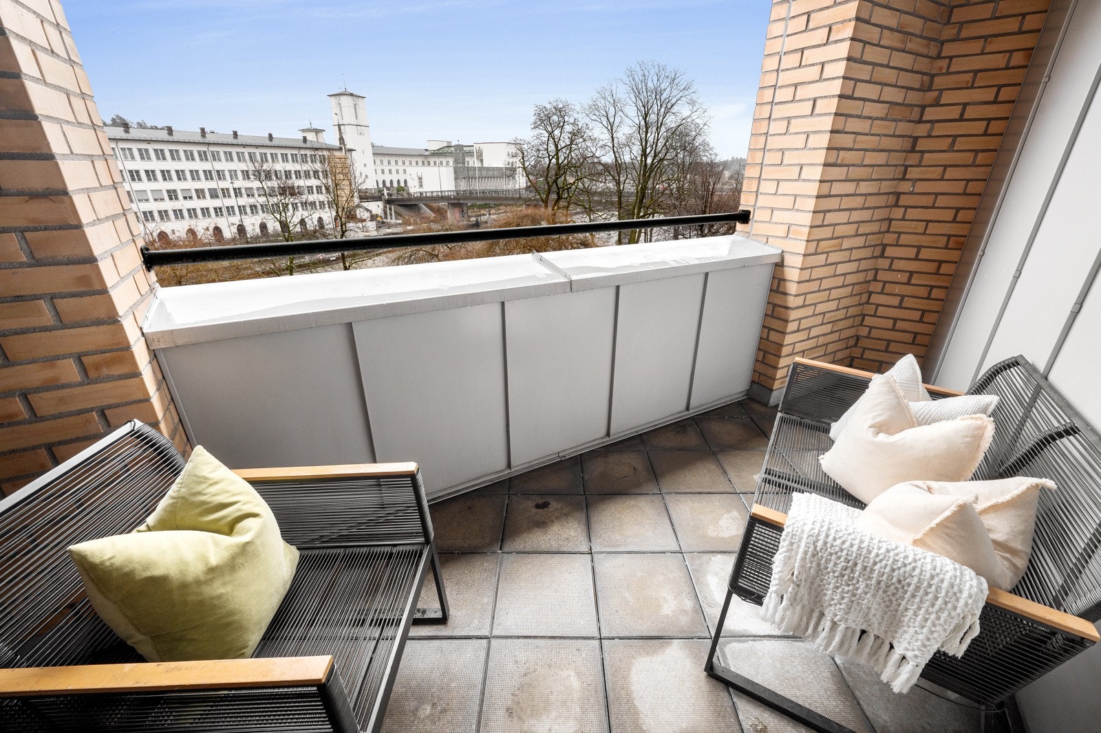 Flott terrasse på ca.6 kvm med plass til utemøblement og grill. Galleribilde